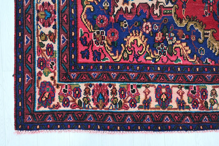 red Large rug 6' 7" x 9' 11"