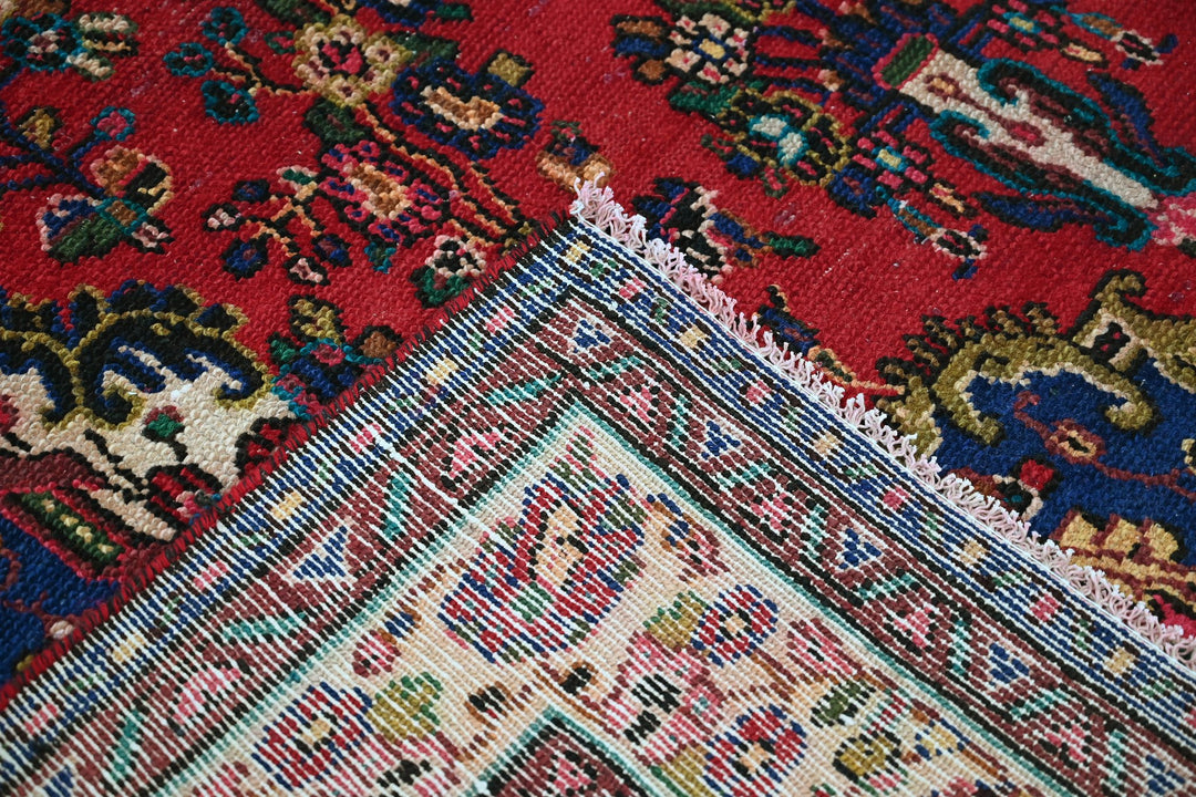 red Large rug 6' 7" x 9' 11"