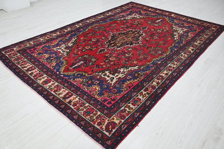 red Large rug 6' 7" x 9' 11"