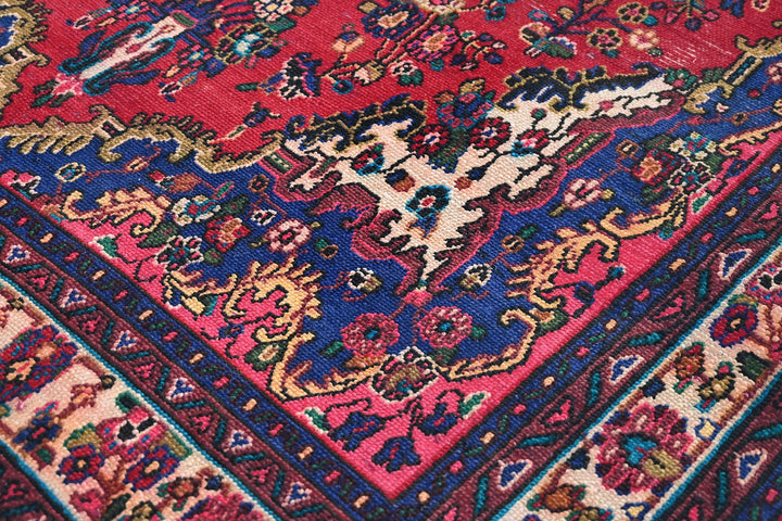 red Large rug 6' 7" x 9' 11"