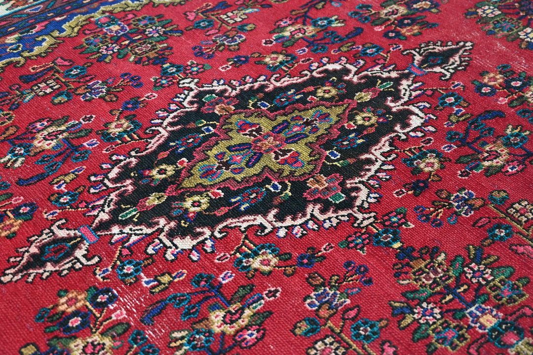 red Large rug 6' 7" x 9' 11"
