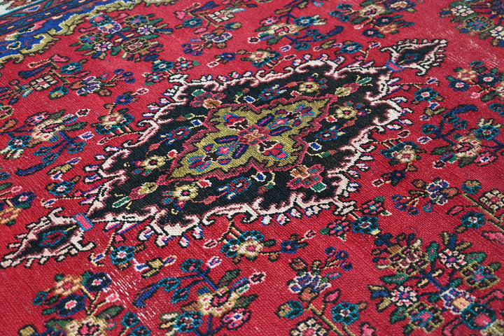 red Large rug 6' 7" x 9' 11"