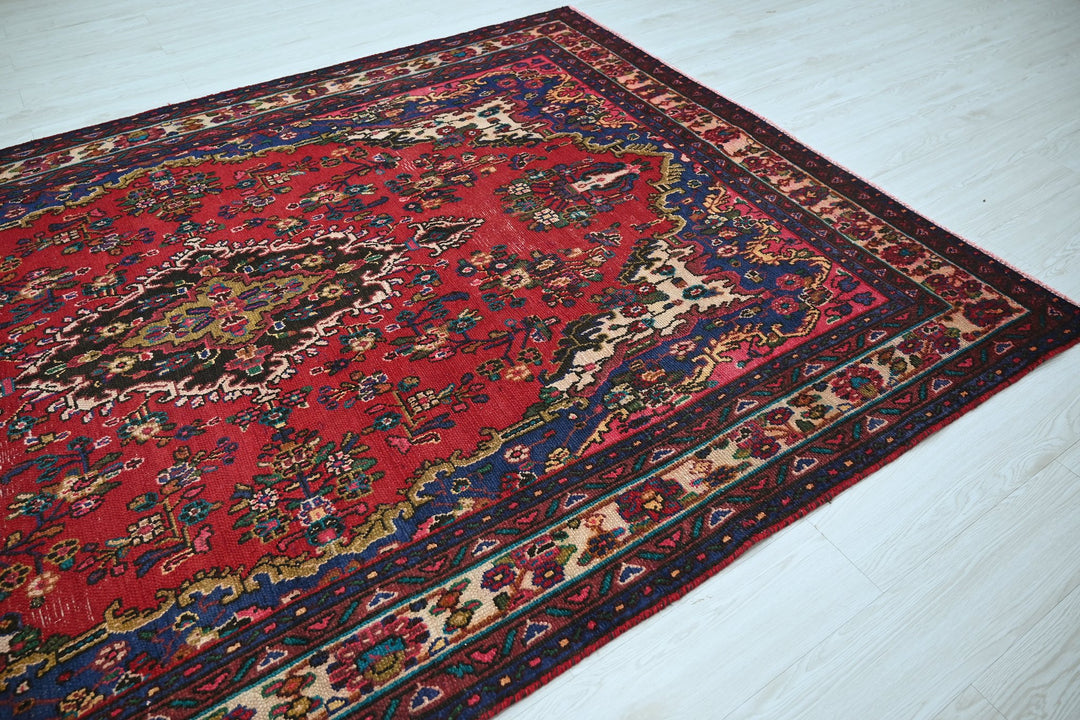 red Large rug 6' 7" x 9' 11"