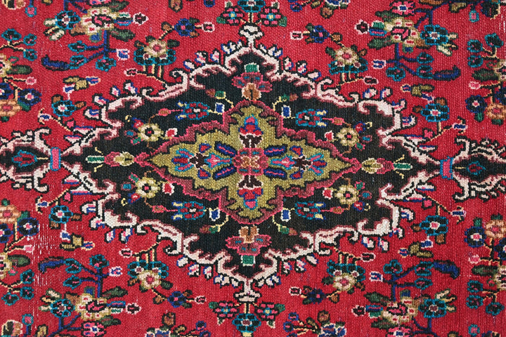 red Large rug 6' 7" x 9' 11"