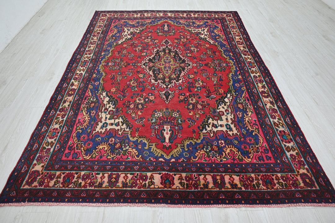 red Large rug 6' 7" x 9' 11"