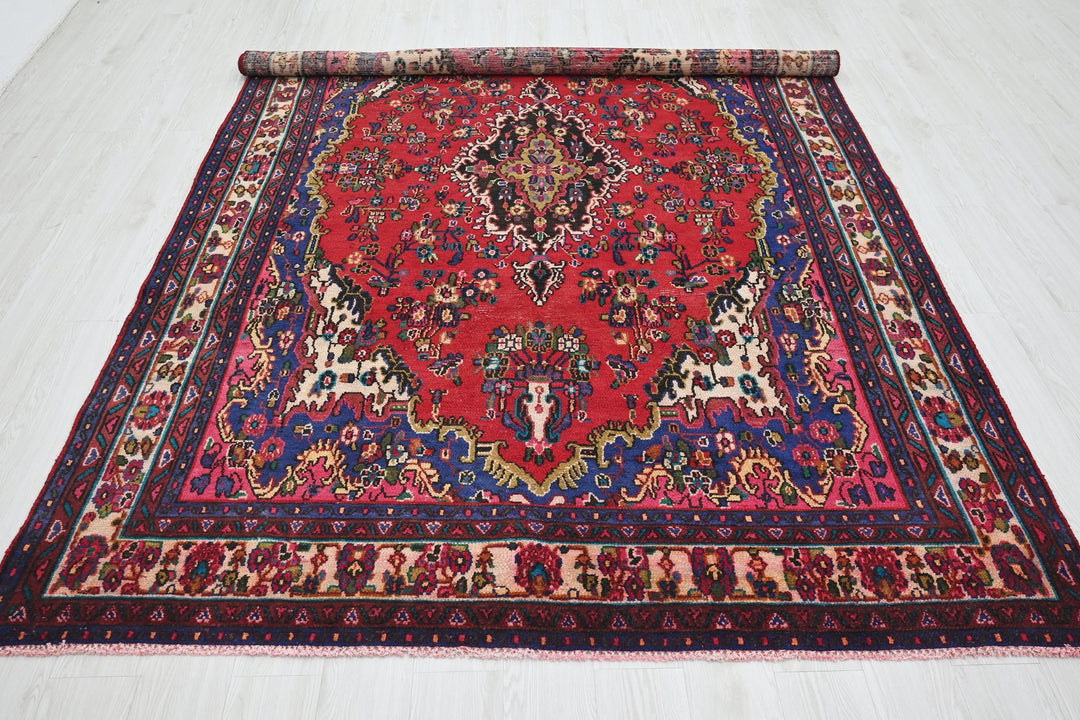 red Large rug 6' 7" x 9' 11"