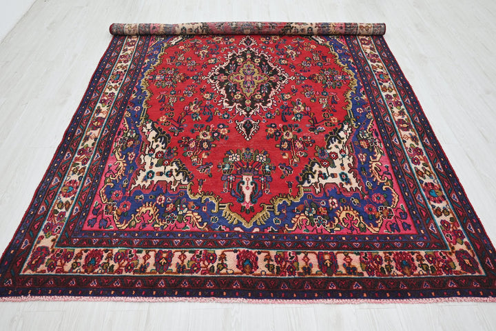 red Large rug 6' 7" x 9' 11"
