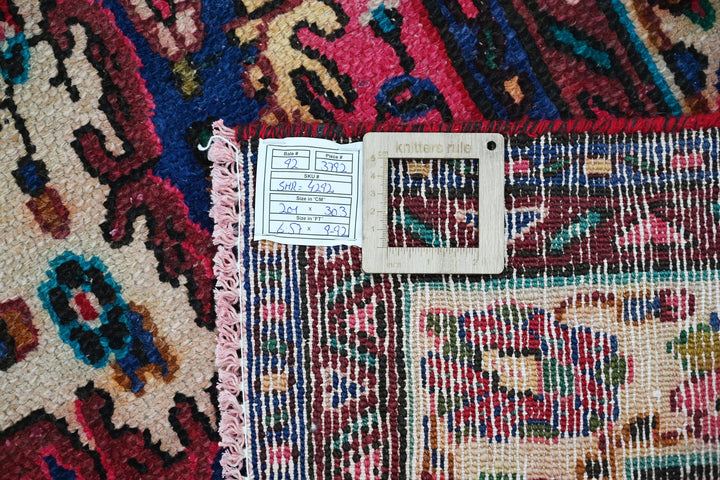 red Large rug 6' 7" x 9' 11"