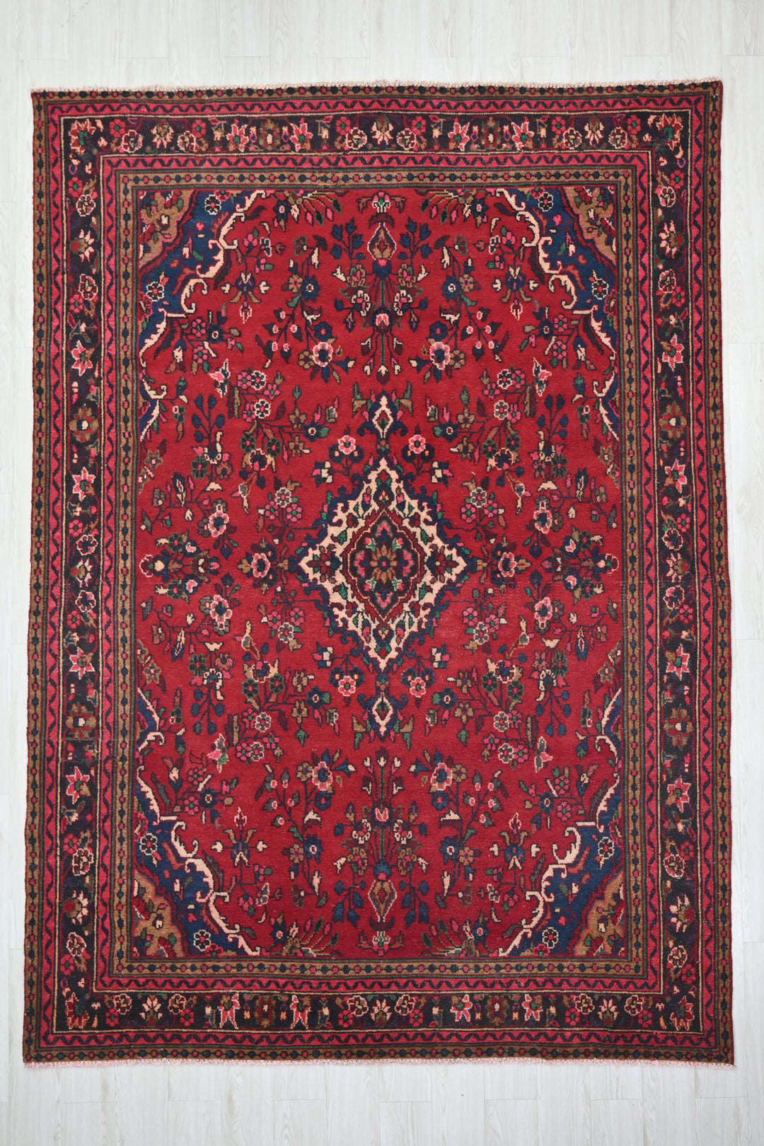 red Large rug 6' 9" x 9' 7"