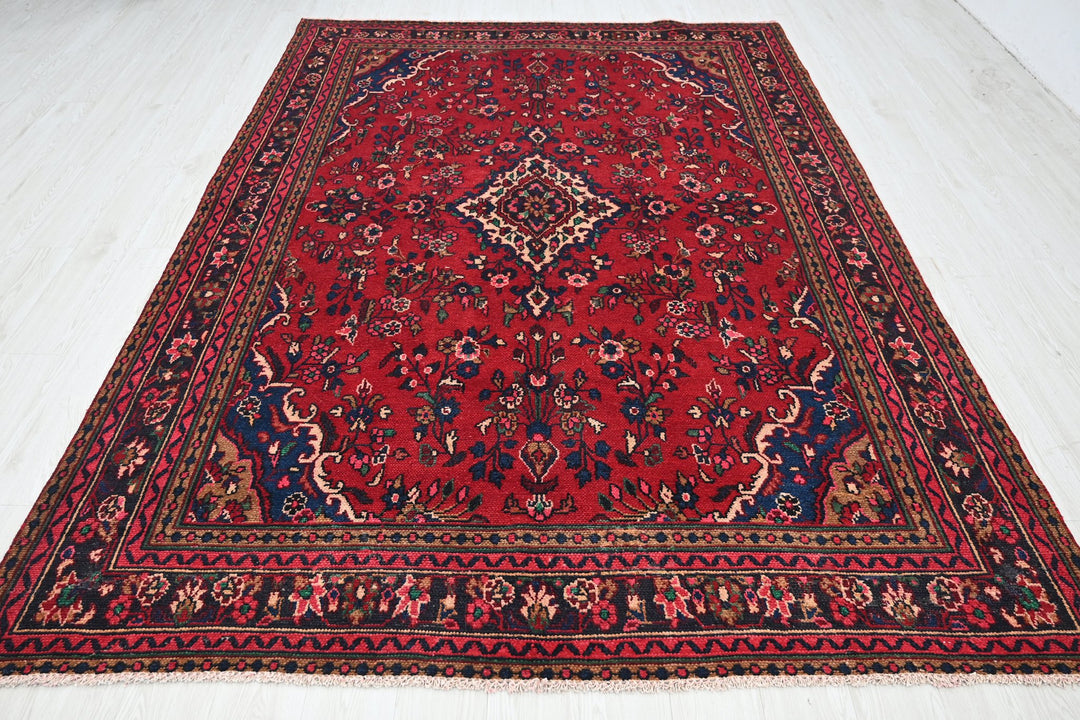 red Large rug 6' 9" x 9' 7"