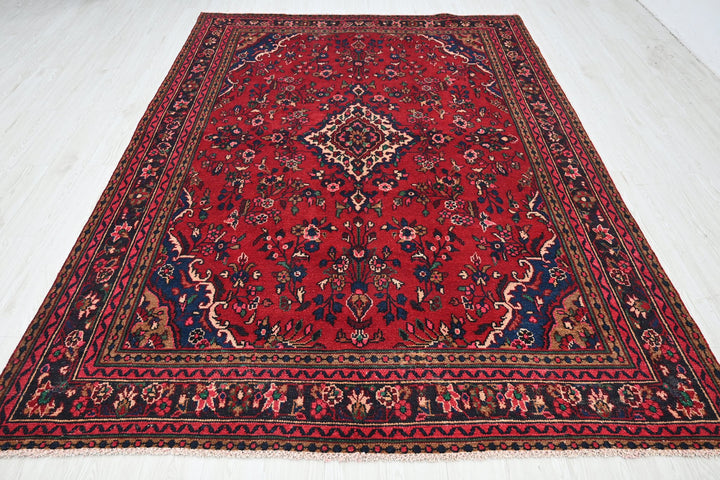 red Large rug 6' 9" x 9' 7"
