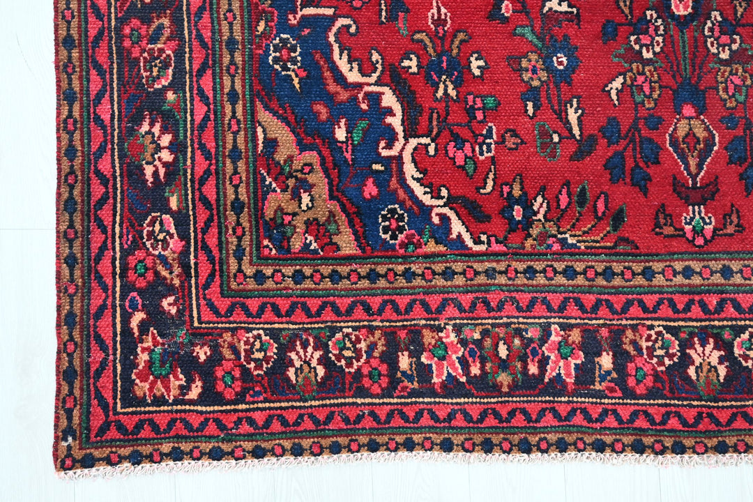 red Large rug 6' 9" x 9' 7"