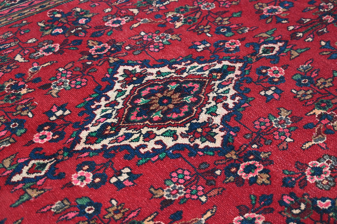 red Large rug 6' 9" x 9' 7"
