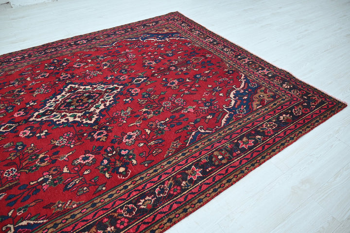 red Large rug 6' 9" x 9' 7"