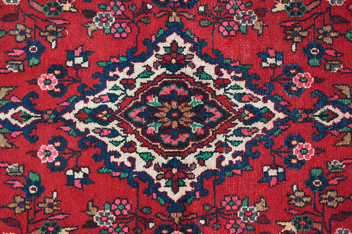 red Large rug 6' 9" x 9' 7"
