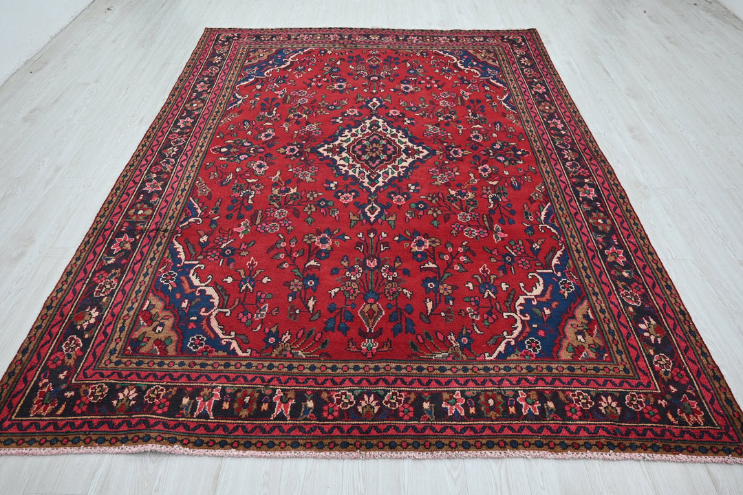 red Large rug 6' 9" x 9' 7"