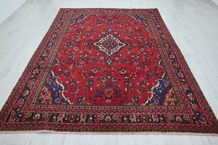 red Large rug 6' 9" x 9' 7"