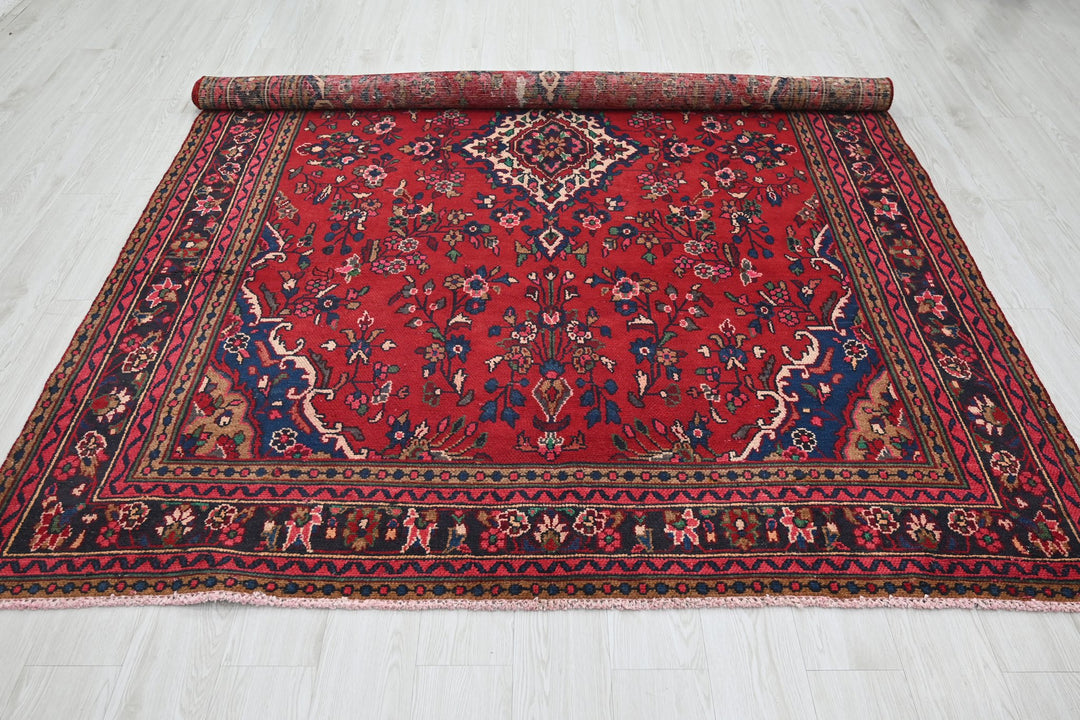 red Large rug 6' 9" x 9' 7"