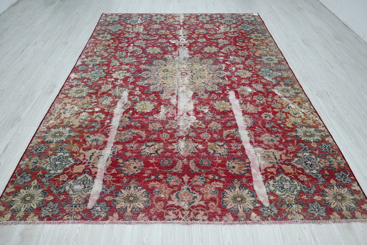 red Large rug 6' 9" x 9' 9"