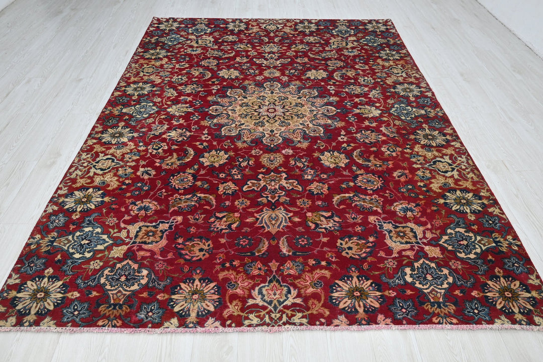 red Large rug 6' 9" x 9' 9"