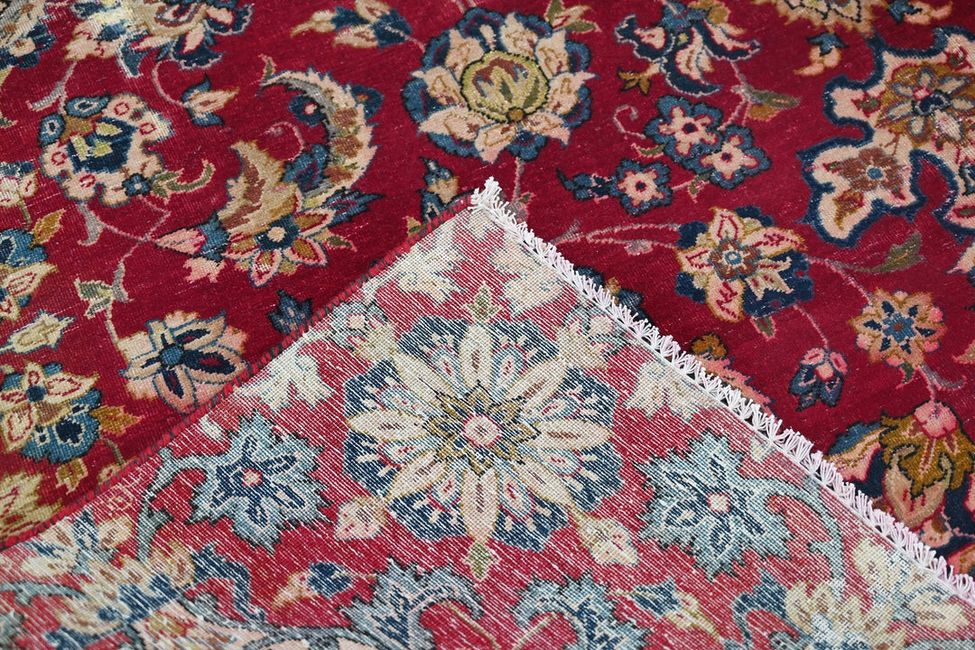 red Large rug 6' 9" x 9' 9"