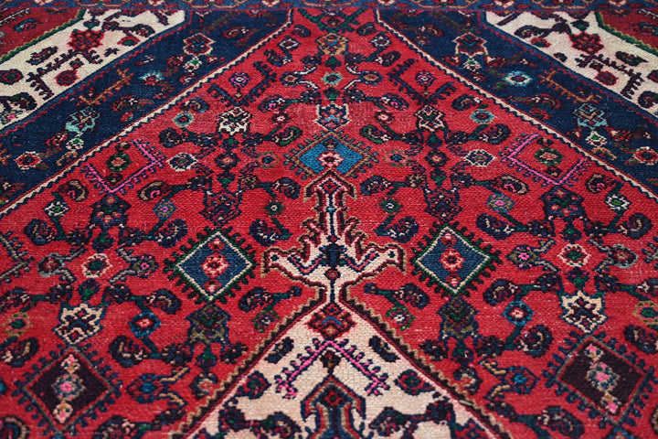 red Large rug 6' 9" x 9' 5"