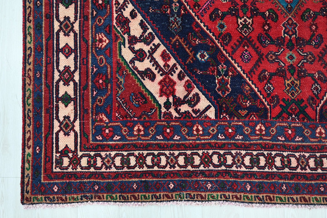 red Large rug 6' 9" x 9' 5"