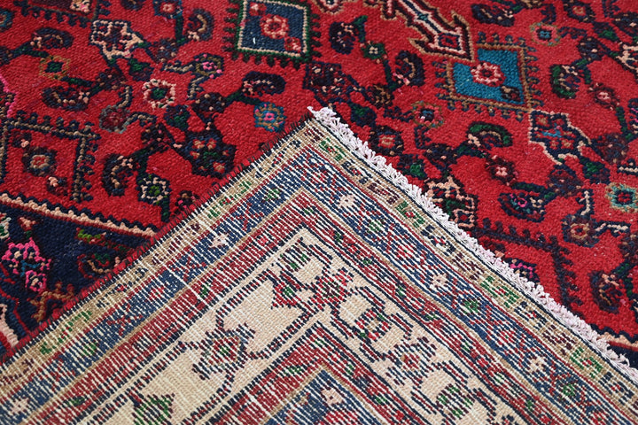 red Large rug 6' 9" x 9' 5"