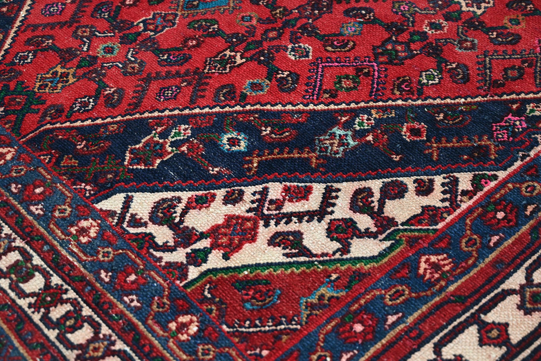 red Large rug 6' 9" x 9' 5"