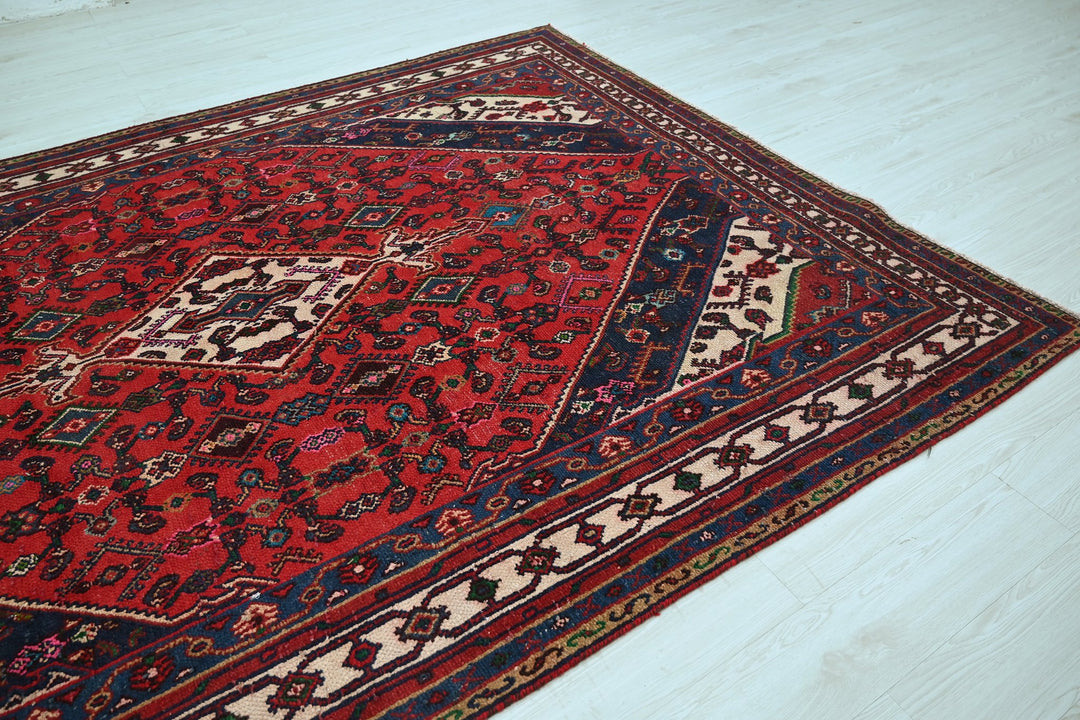 red Large rug 6' 9" x 9' 5"
