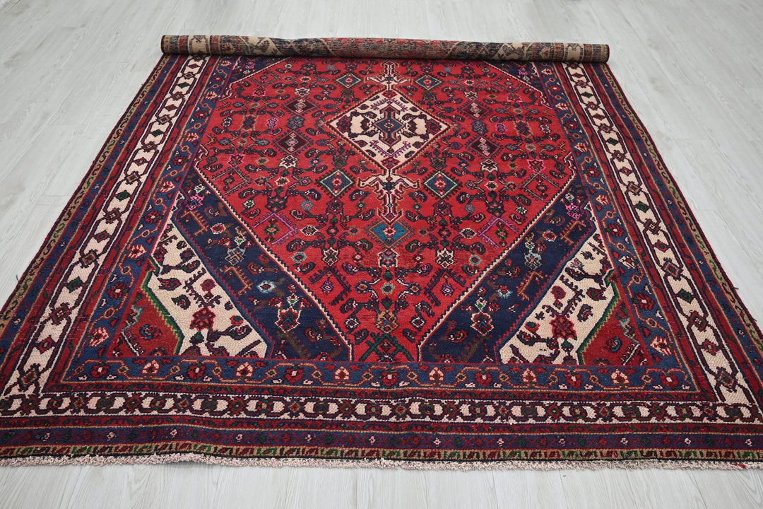 red Large rug 6' 9" x 9' 5"