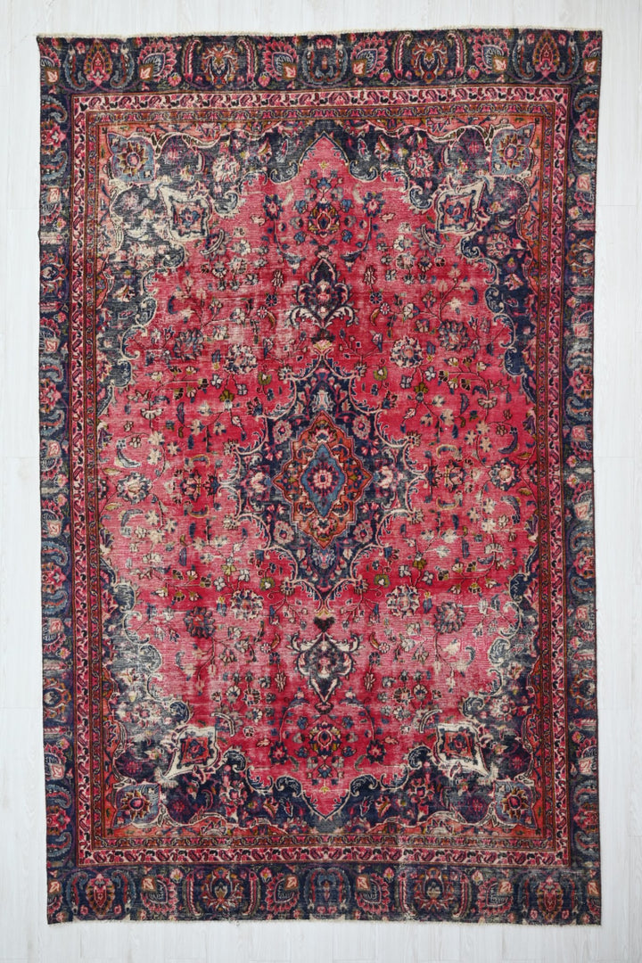 red Large rug 6' 6" x 10' 7"