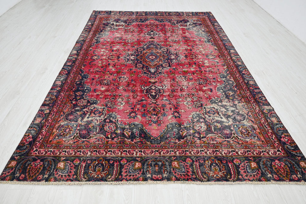 red Large rug 6' 6" x 10' 7"