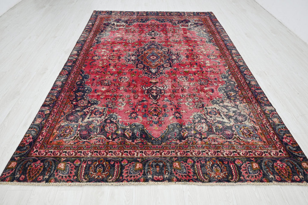 red Large rug 6' 6" x 10' 7"