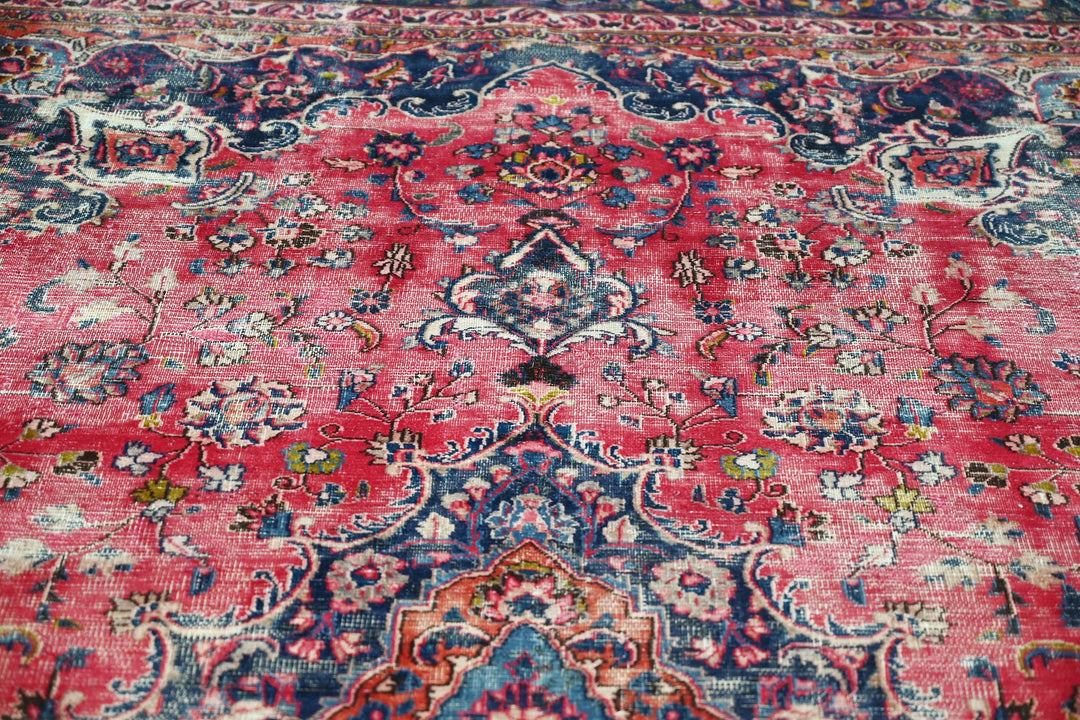 red Large rug 6' 6" x 10' 7"