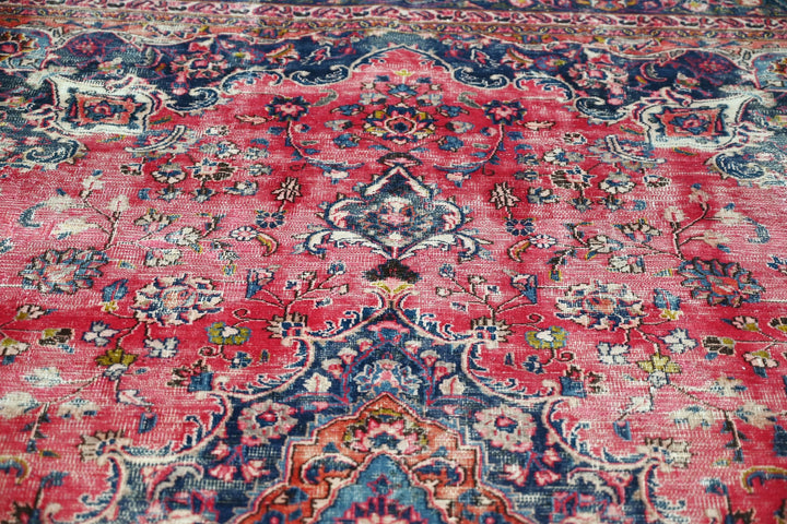 red Large rug 6' 6" x 10' 7"