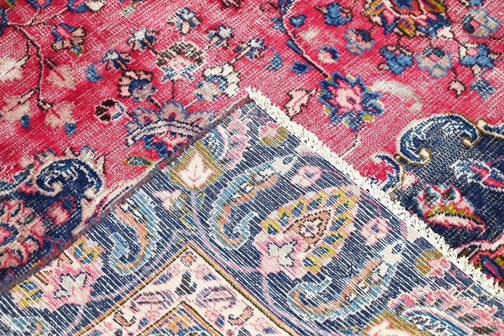 red Large rug 6' 6" x 10' 7"