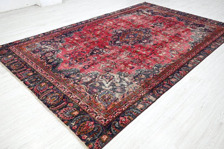 red Large rug 6' 6" x 10' 7"