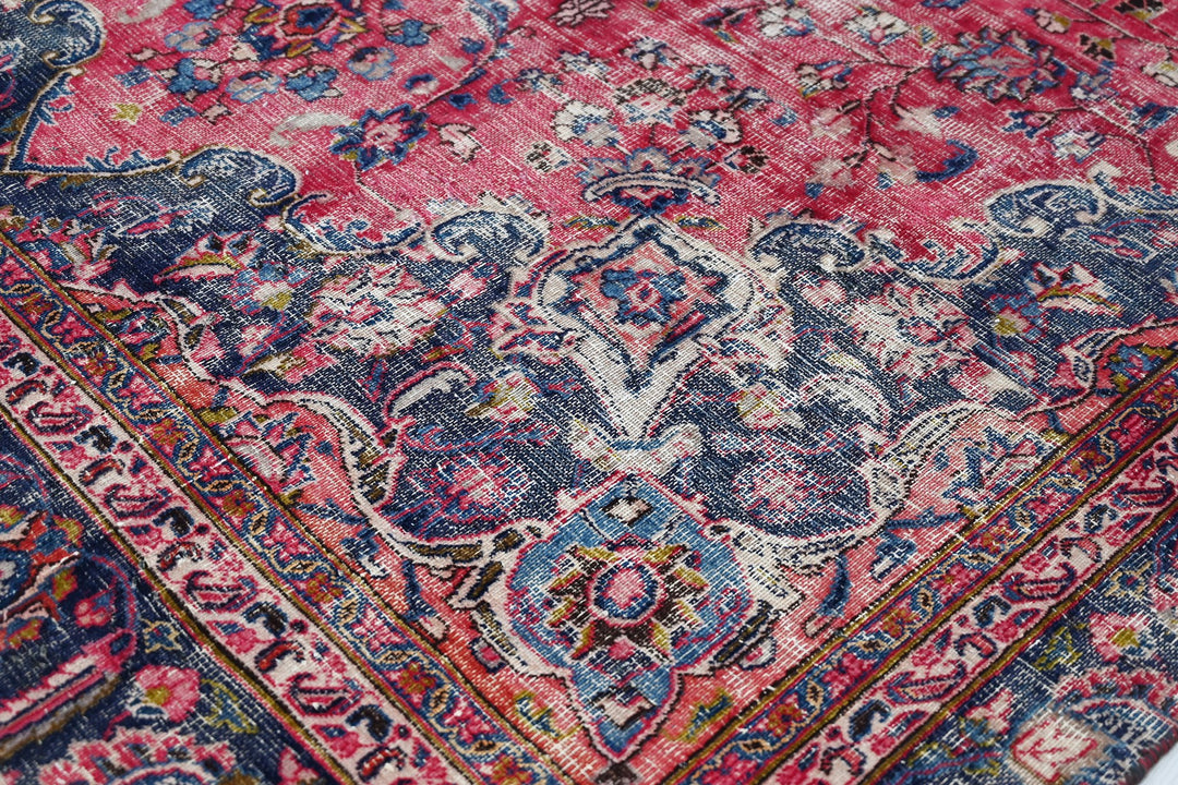 red Large rug 6' 6" x 10' 7"