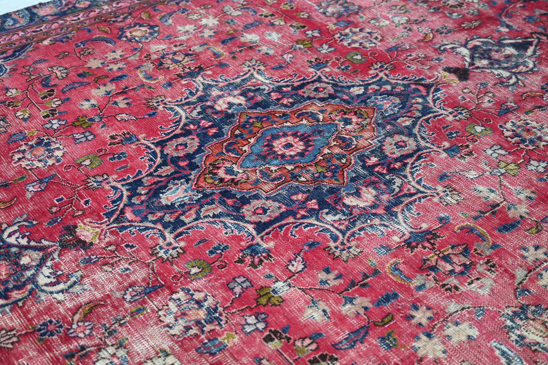 red Large rug 6' 6" x 10' 7"