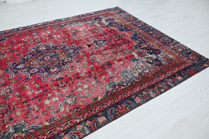red Large rug 6' 6" x 10' 7"