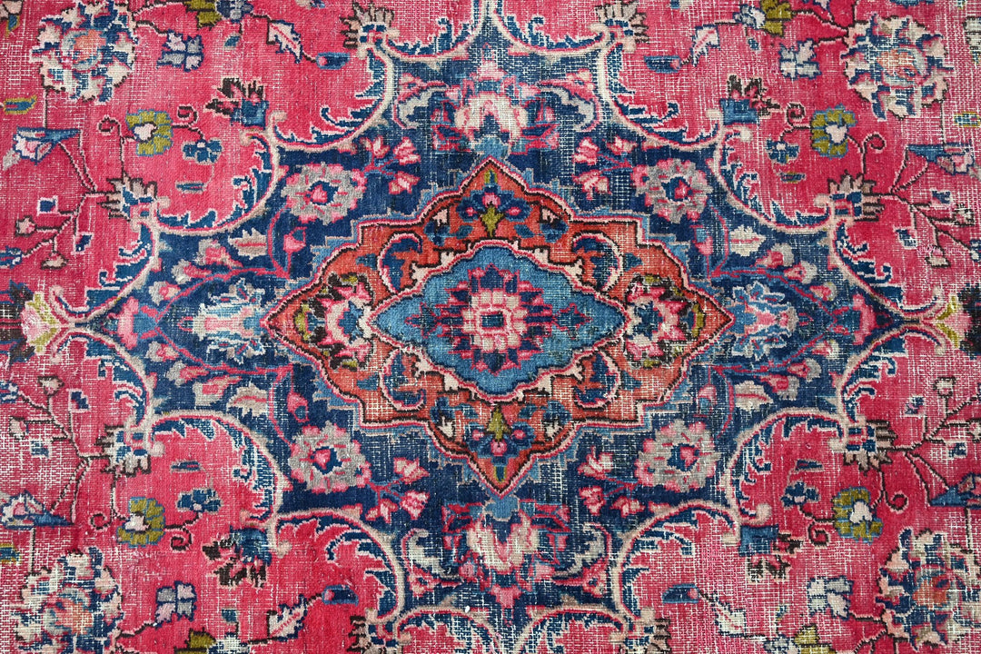 red Large rug 6' 6" x 10' 7"