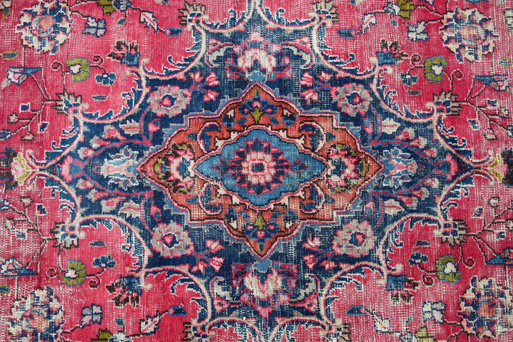 red Large rug 6' 6" x 10' 7"