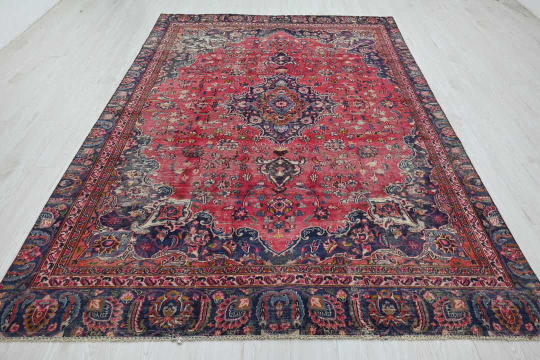 red Large rug 6' 6" x 10' 7"
