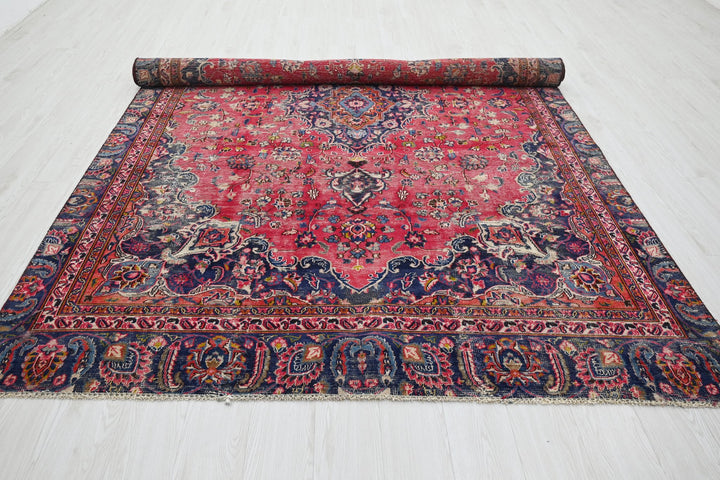 red Large rug 6' 6" x 10' 7"