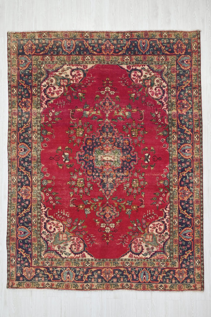 red Large rug 6' 7" x 8' 11"