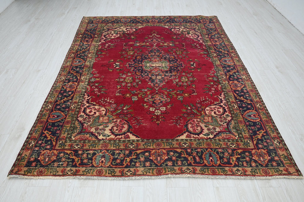red Large rug 6' 7" x 8' 11"