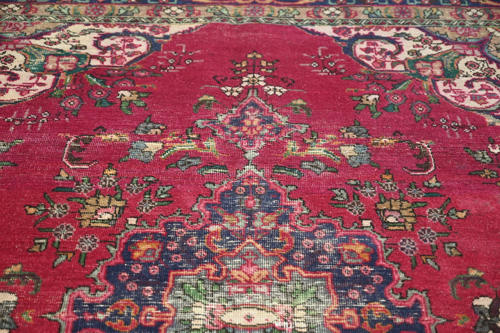 red Large rug 6' 7" x 8' 11"