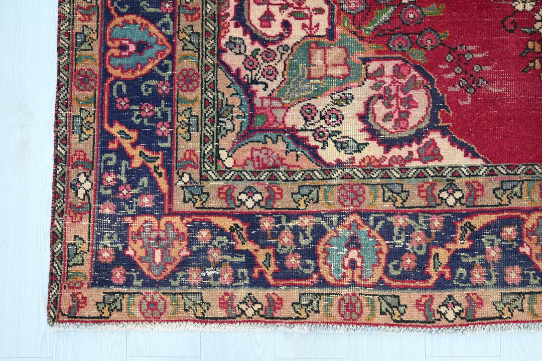 red Large rug 6' 7" x 8' 11"
