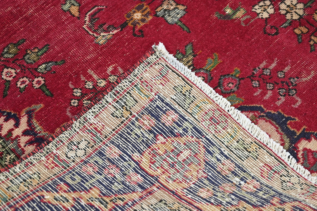 red Large rug 6' 7" x 8' 11"